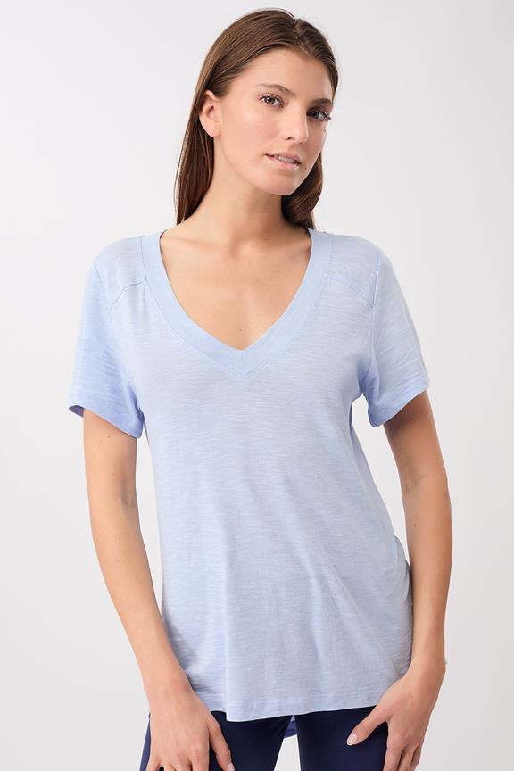 T-Shirt De Nieuwe V-Hals Etheral Glow Lichtblauw via Shop Like You Give a Damn
