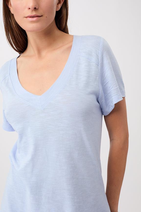 T-Shirt De Nieuwe V-Hals Etheral Glow Lichtblauw from Shop Like You Give a Damn