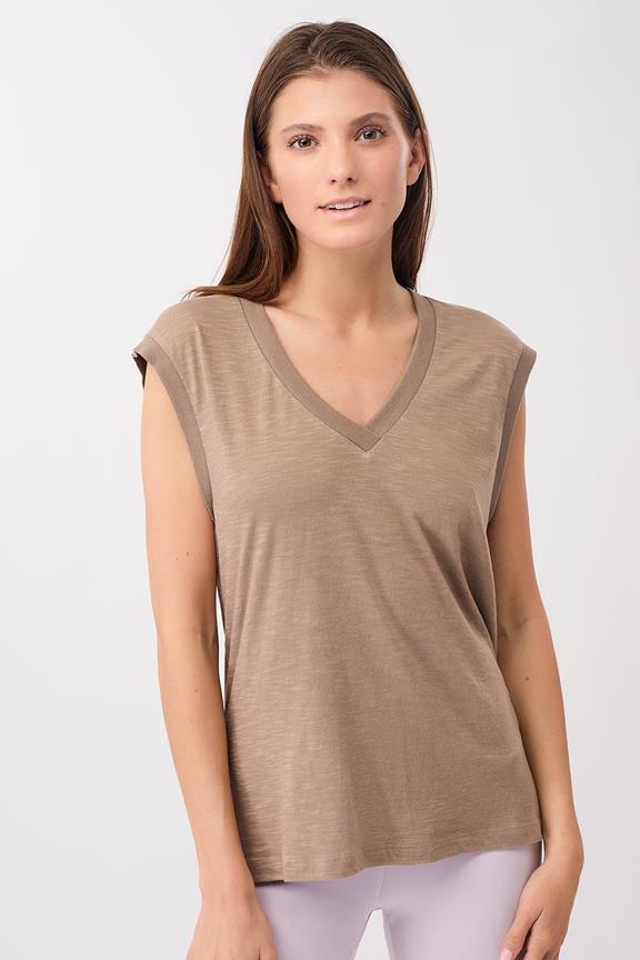 T-Shirt Biarritz Curtado Bruin via Shop Like You Give a Damn