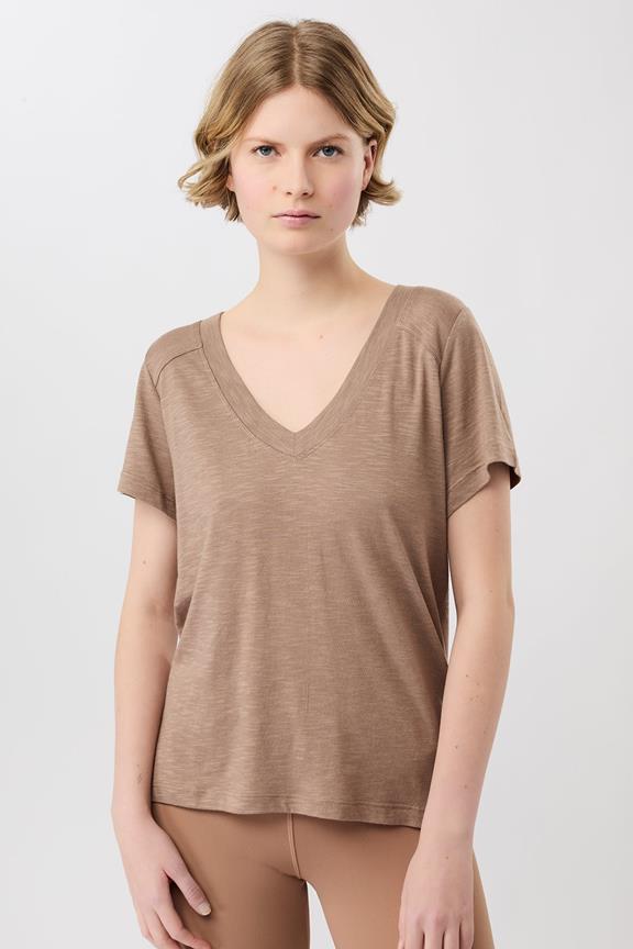 T-Shirt De Nieuwe V-Hals Curtado Bown via Shop Like You Give a Damn