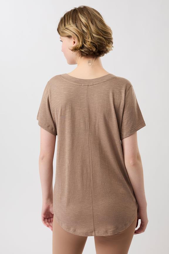 T-Shirt De Nieuwe V-Hals Curtado Bown from Shop Like You Give a Damn