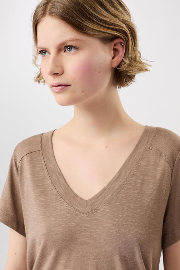T-Shirt De Nieuwe V-Hals Curtado Bown from Shop Like You Give a Damn