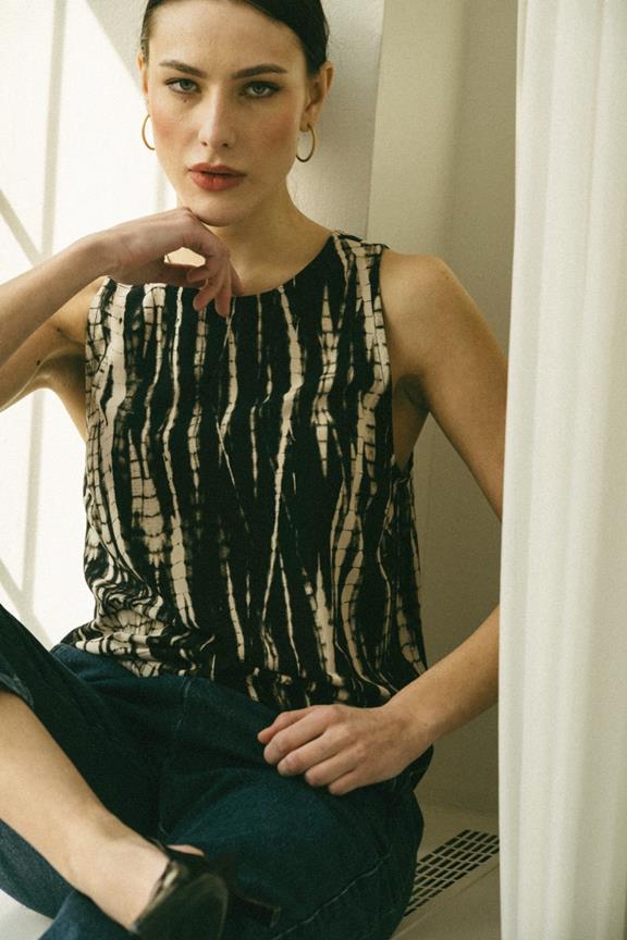 Top Chemilla Zwarte Batik via Shop Like You Give a Damn