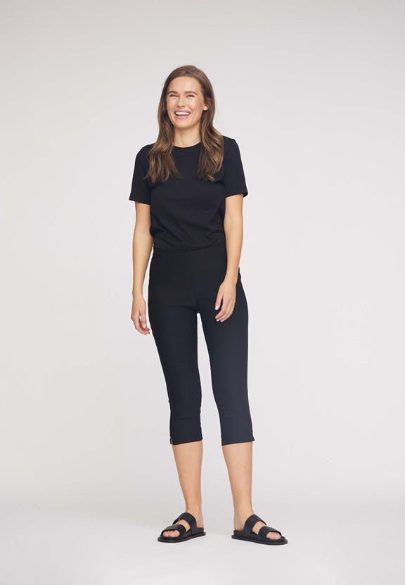 Broek Elizabeth Slim Capri Ml Zwart from Shop Like You Give a Damn
