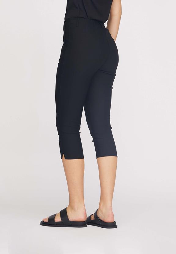 Broek Elizabeth Slim Capri Ml Zwart from Shop Like You Give a Damn