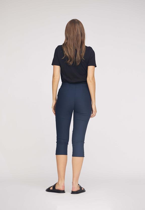 Broek Elizabeth Slim Capri Ml Marineblauw from Shop Like You Give a Damn