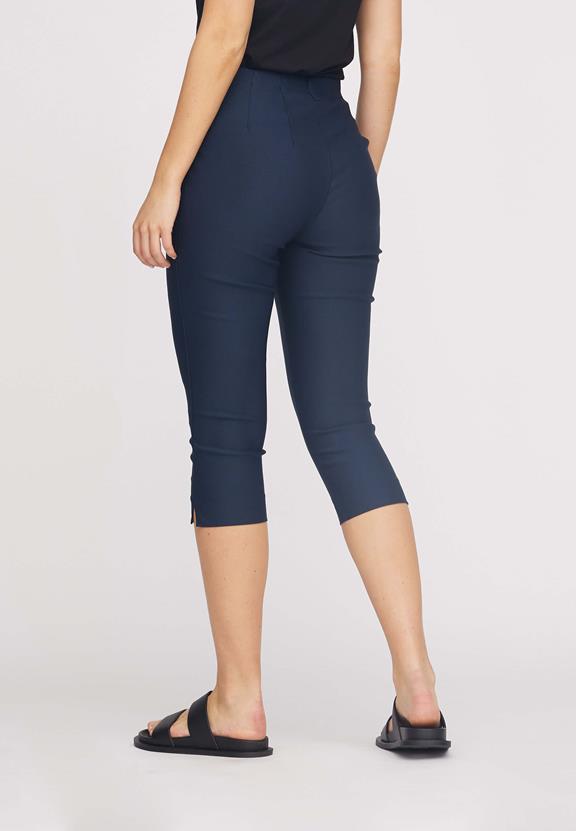 Broek Elizabeth Slim Capri Ml Marineblauw from Shop Like You Give a Damn