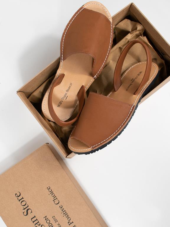 Platte Sandalen Bruin via Shop Like You Give a Damn
