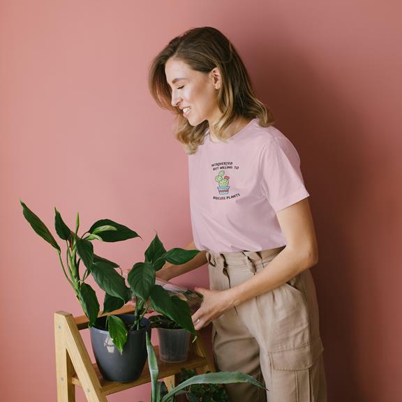 T-Shirt Willing To Discuss Plants Roze 1