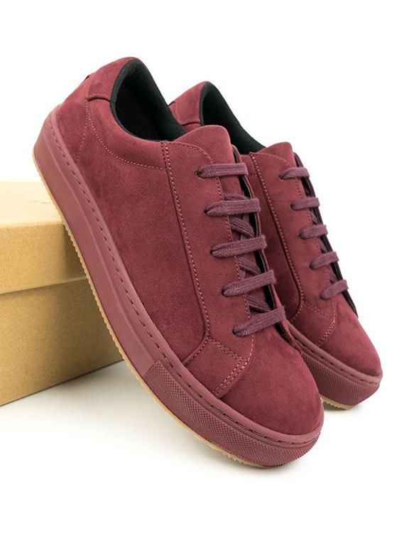 Sneakers Vegan Suede Donkerrood via Shop Like You Give a Damn
