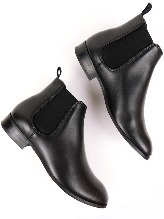Chelsea Boots Zwart from Shop Like You Give a Damn